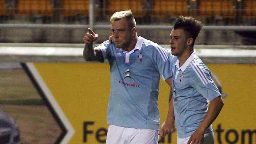 Guidetti celebra con Drazic un gol en Cádiz. // J.A. Gamero Marzal (LOF)