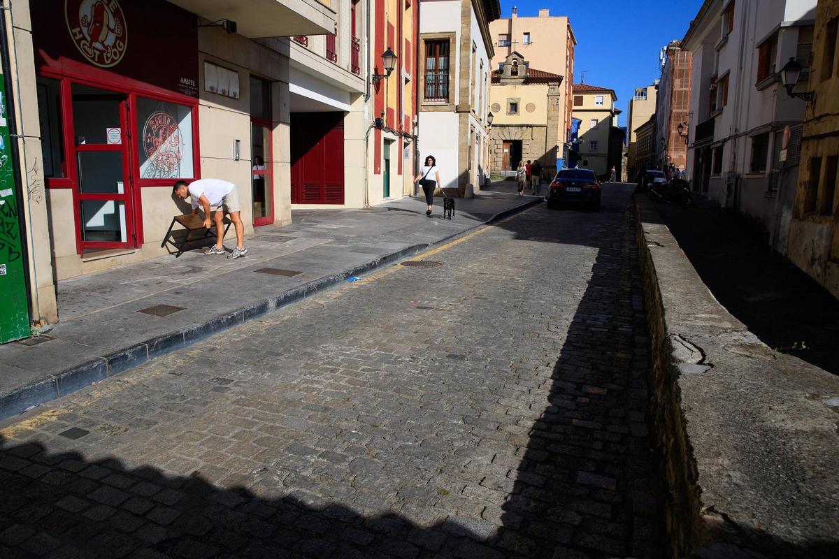 Vista de la calle Artillería, en Cimavilla, en una imagen de archivo.