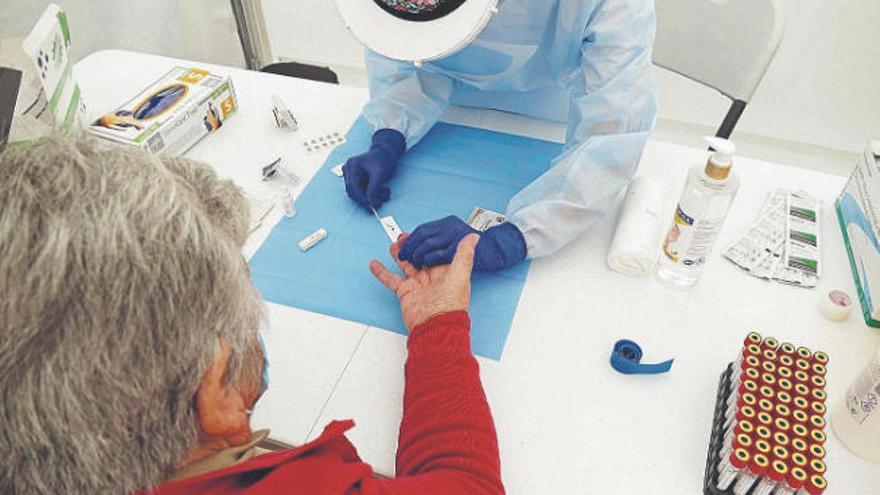 Un paciente se somete a una prueba de detección del Covid-19 en un centro sanitario en Valencia.