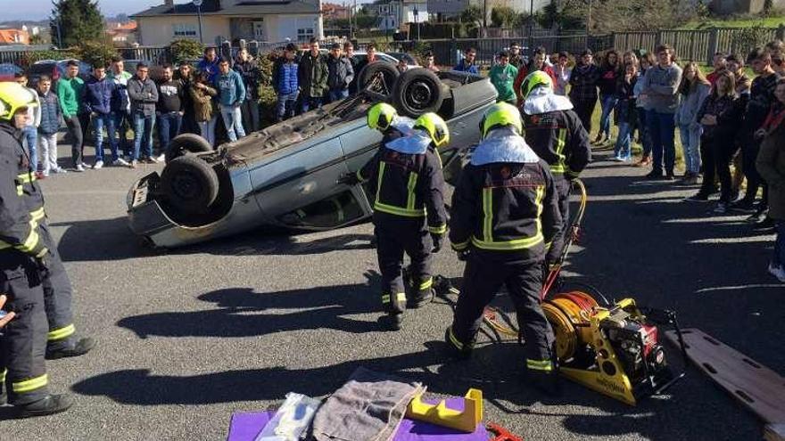 Simulacro de accidente en el instituto de Curtis en la XXIII Semana Cultural