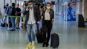 Turistas procedentes de Alemania, a su llegada al aeropuerto de Eivissa.