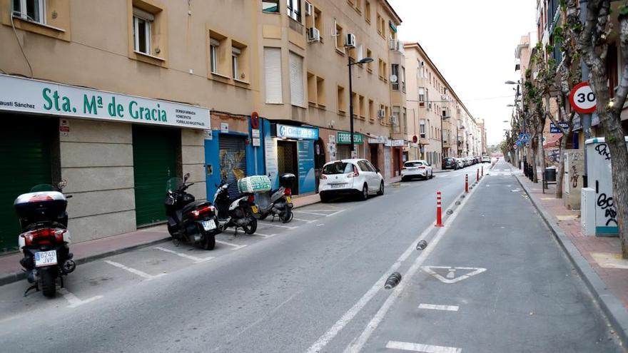 Locales con la persiana bajada en Murcia.