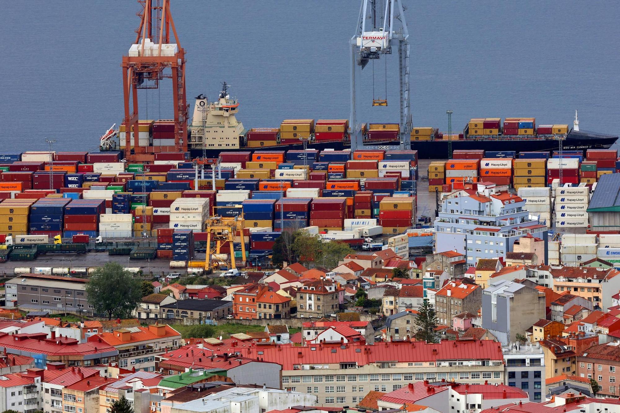 Contenedores de exportación en el muelle de Guixar, en Vigo