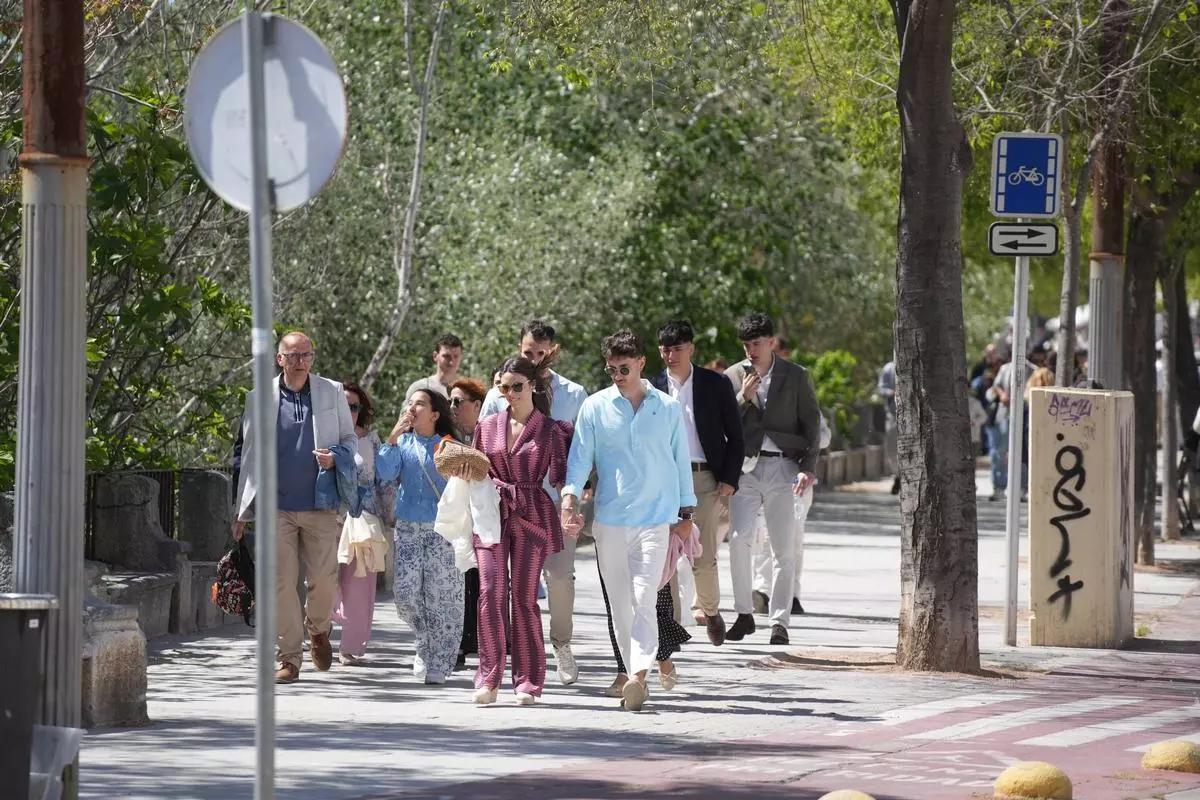 Un grupo de cordobeses paseando ayer por la Ribera.