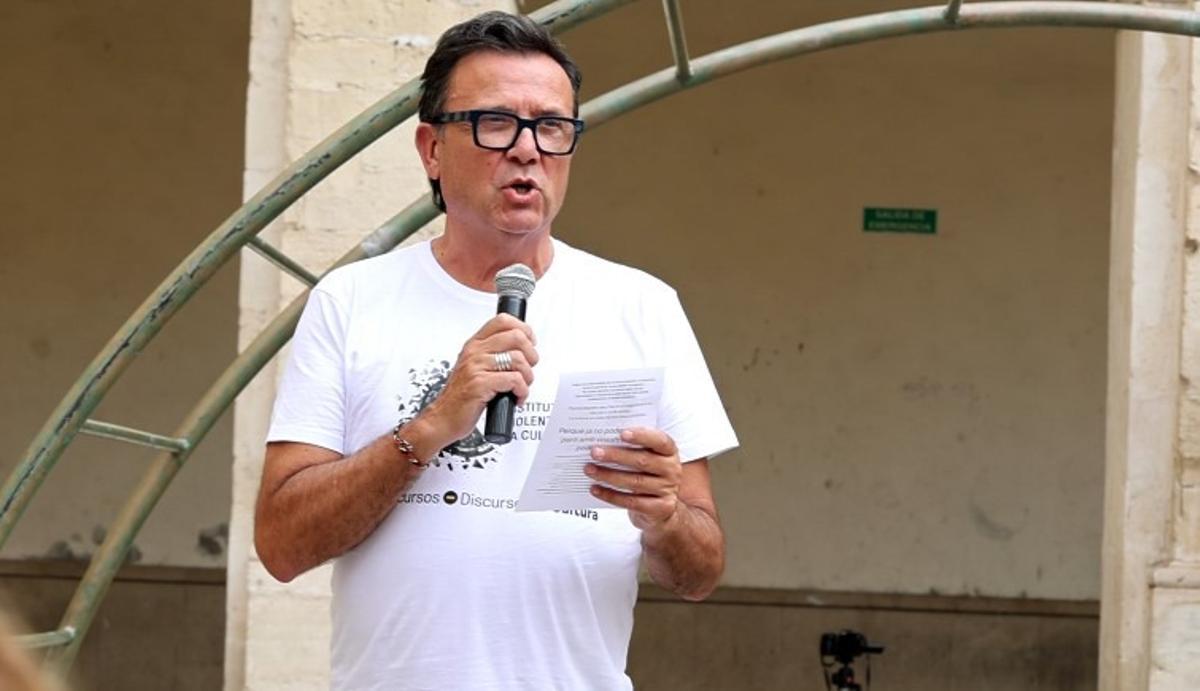 Un momento de la lectura del manifiesto en la Plaça de Dins
