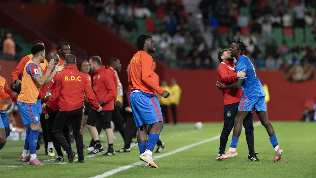 Los jugadores de la RD del Congo celebran el gol a Nigeria.