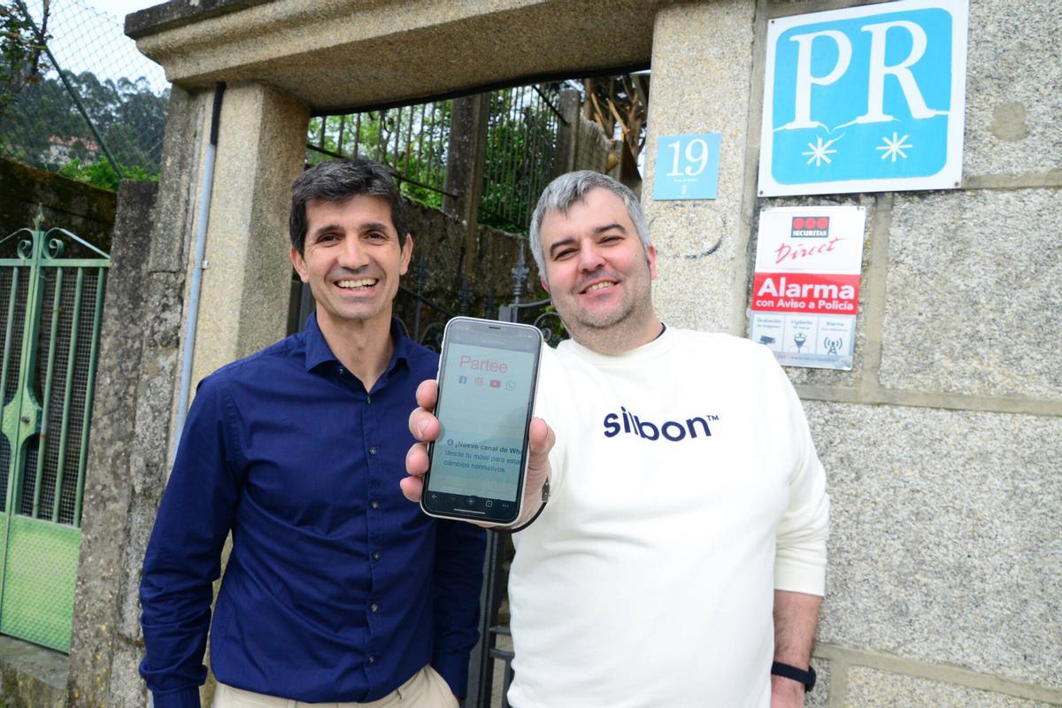 A la izquierda, Alberto Malvido, socio de la viguesa ÿNeeds, junto con el propietario del Hostal Stop de Hío, José Ángel Otero.