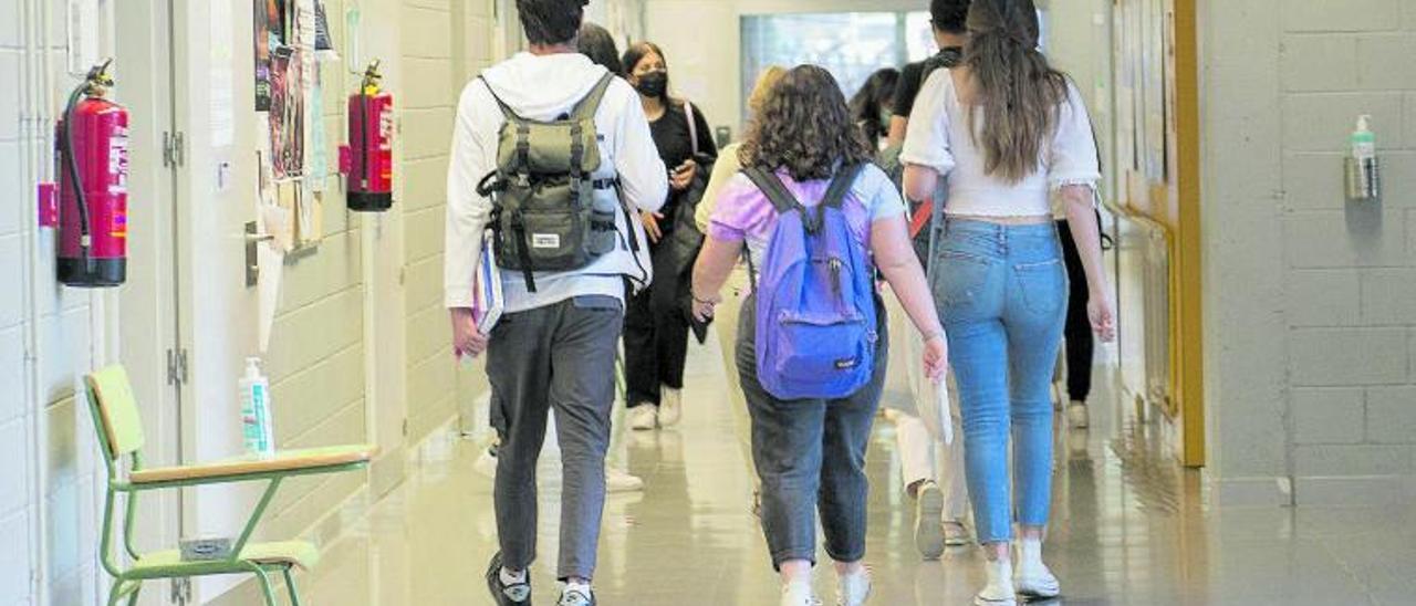 Un grupo de alumnos camina por el pasillo de un instituto. | H. G.