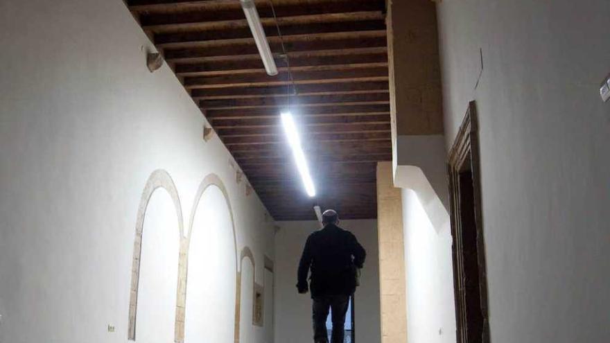 Arriba, aspecto del templo de Santa María La Real tras la restauración. Sobre estas líneas, la estancia que recorría Feijoo para acudir a misa desde su celda y, a la derecha, el ascensor y la escalera del coro.