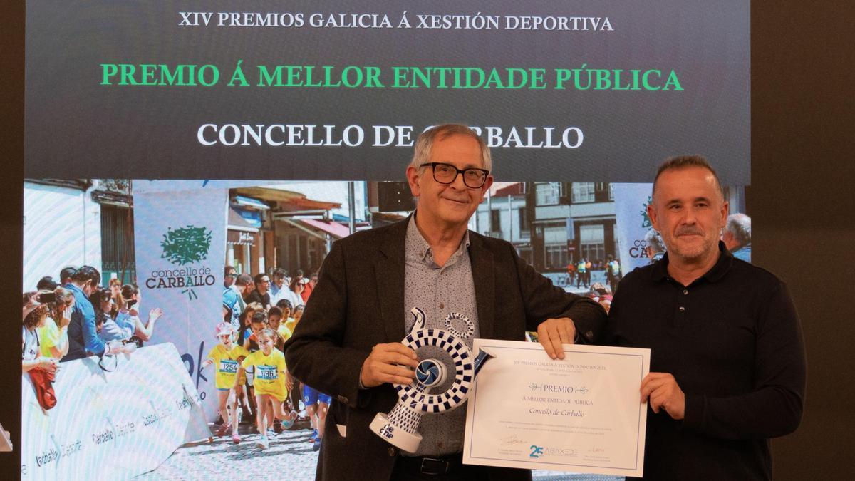 O alcalde Evencio Ferrero, esquerda, recollendo o premio.