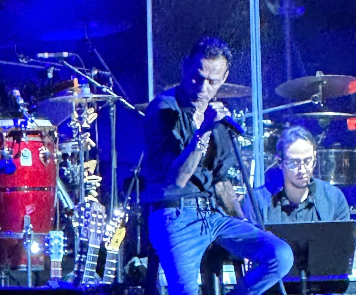 Nur ganz kurz gönnte sich Marc Anthony eine Sitzpause zu Beginn des Balladen-Teils seiner Show