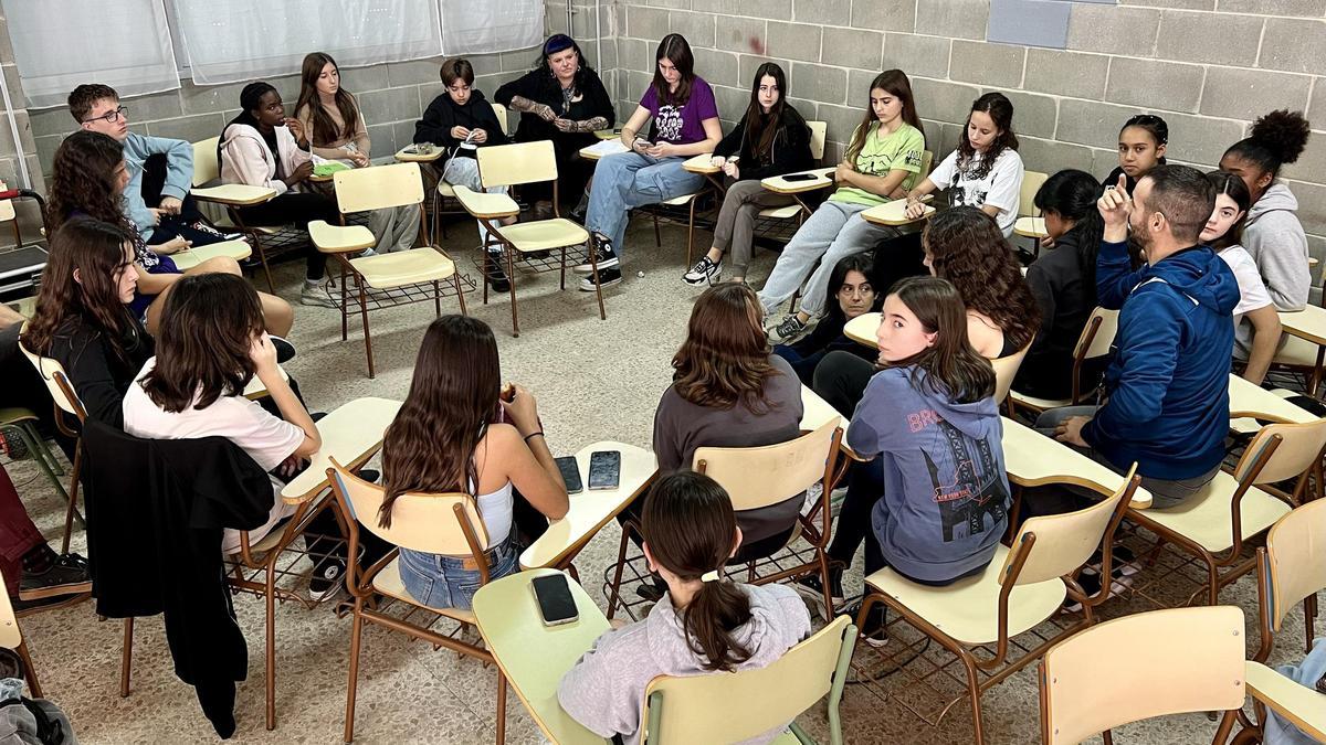Reunió de l'assemblea feminista de l'institut Apel·les Mestres de l'Hospitalet de Llobregat