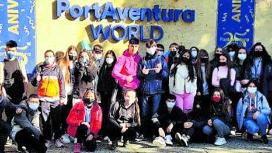 Una cinquantena de joves se’n va a PortAventura amb l’Espai Jove Can Muscons de Vilanova del Camí