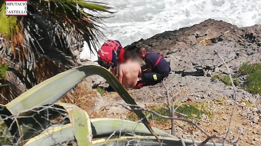 Los bomberos rescatan a dos jóvenes atrapados en una roca de la playa de La Concha