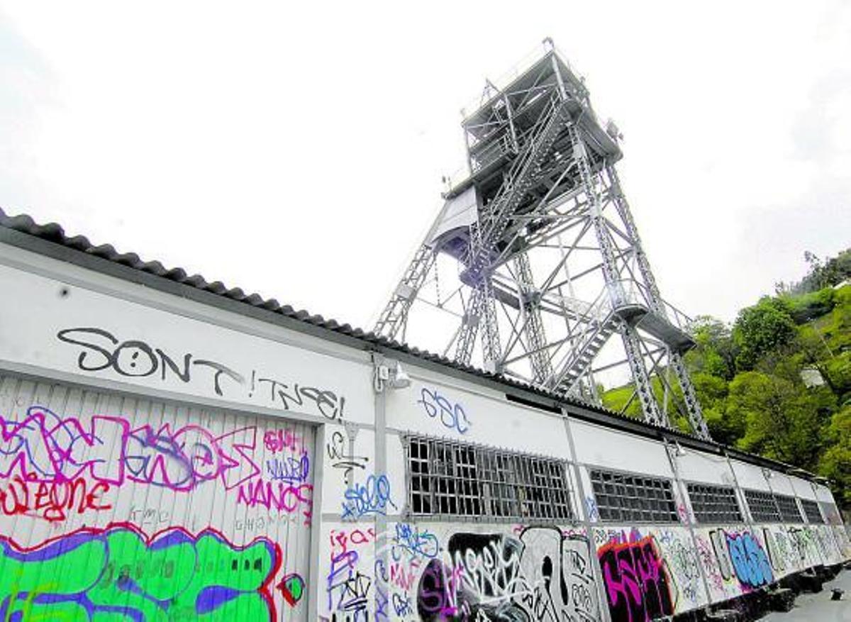 Pintadas en la sala de máquinas del antiguo pozo Barredo, que había sido restaurada hace dos años.