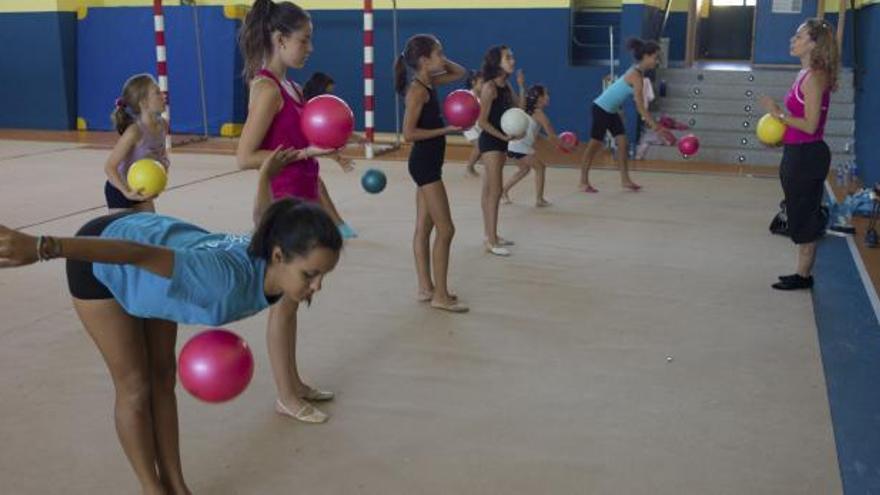 37 participantes en    el curso de gimnasia rítmica del        Verano Activo