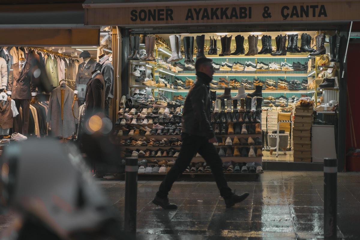 Tiendas de moda abiertas en Estambul de madrugda