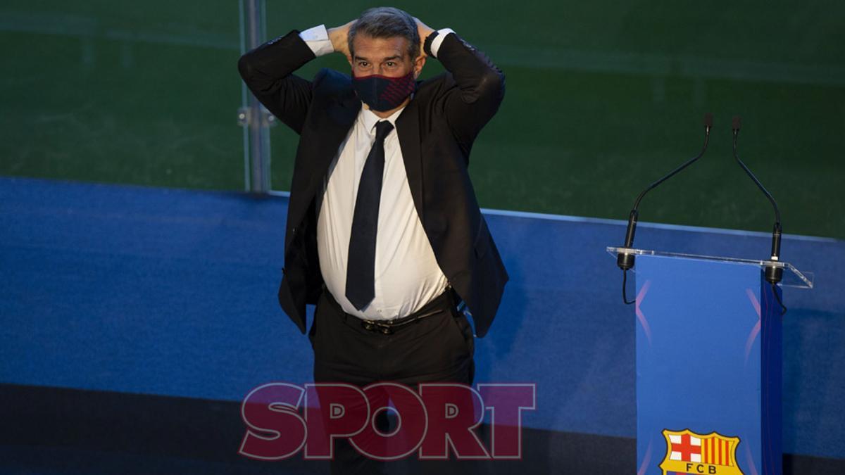 Joan Laporta ha sido investido como nuevo presidente del FC Barcelona en el Camp Nou ante trescientas personas.