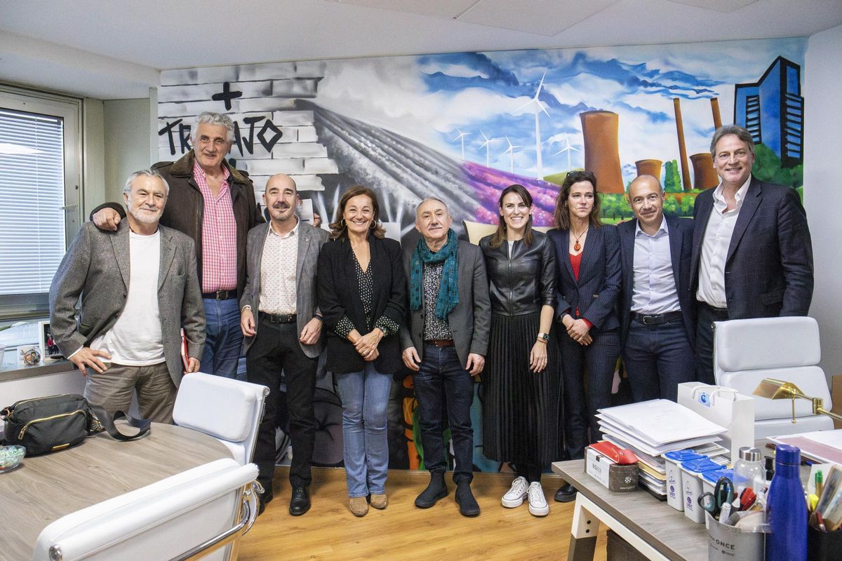 Deportistas y miembros del sindicato UGT, en una reunión sobre este problema.