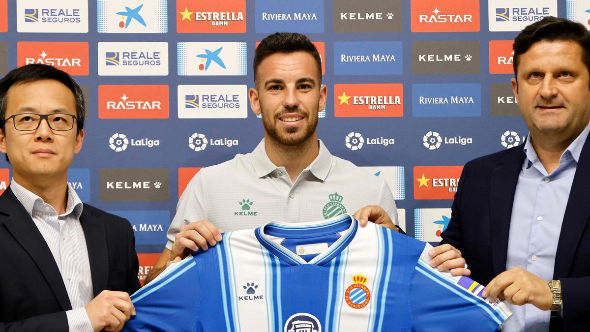 Edu Expósito: «Soc molt feliç de defensar l’escut de l’Espanyol» Edu Expósito: «Soc molt feliç de defensar l’escut de l’Espanyol»
