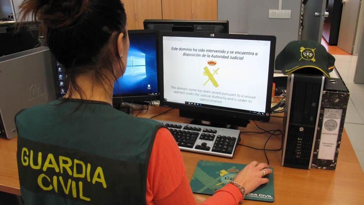 Una agente de la UCO investiga el cibercrimen delante de un ordenador.