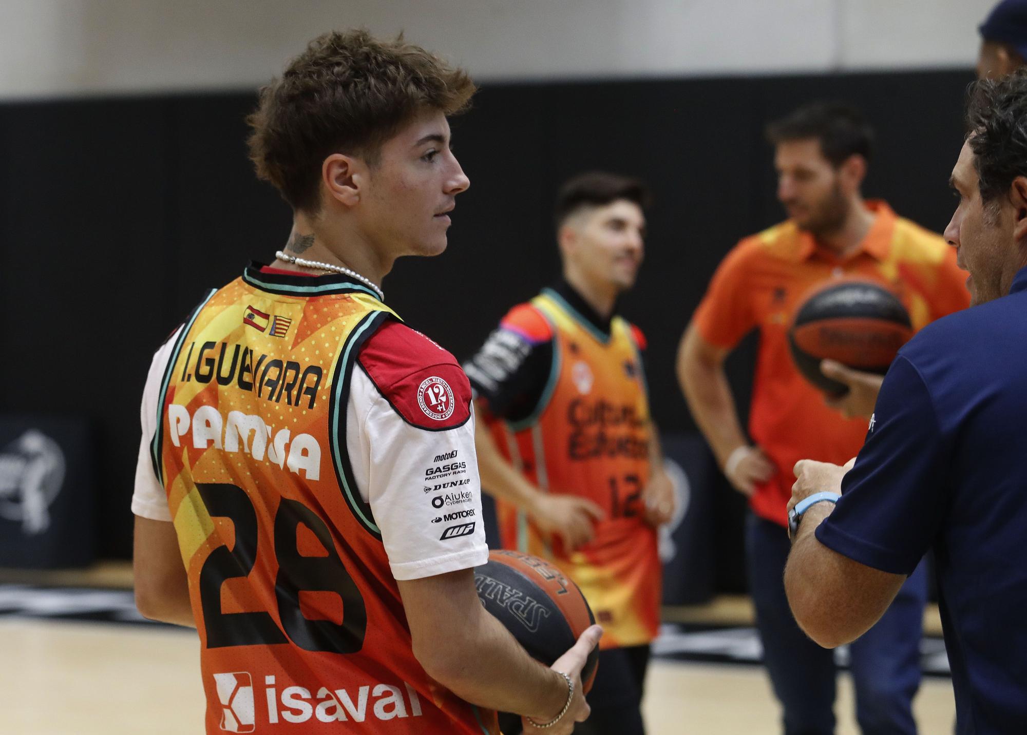 Los pilotos del Mundial de Motociclismo juegan a baloncesto en L´Alqueria del Basket