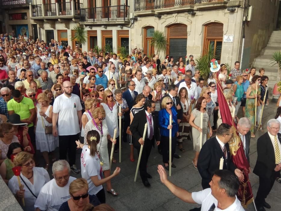 Miles de fieles acompañan a la imagen del nazareno en la tradicional procesión por el centro de la ciudad con principio y final en la Colegiata.