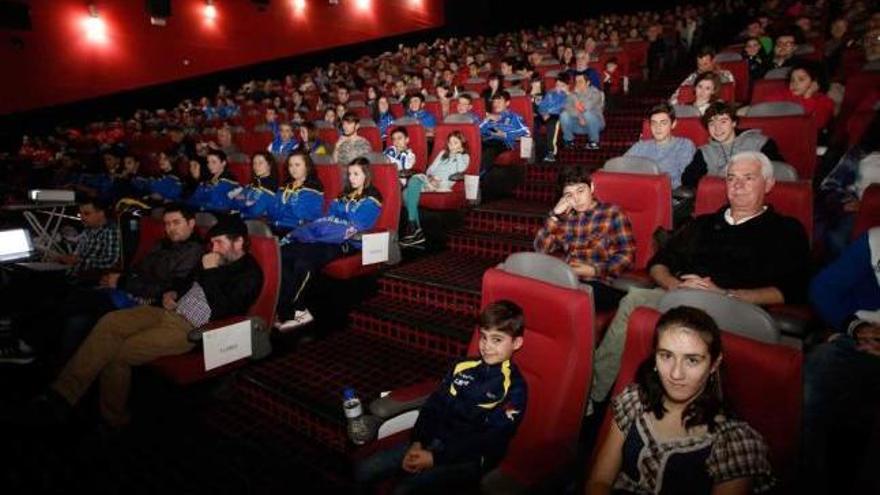 Asistentes a la Gala del Deporte, ayer, en los cines de Trasona.