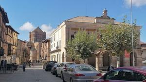 Vecinos pasean por la Plaza Mayor de la ciudad, en la que se buscan herederos de Toribio Bermejo. / M. J. C.