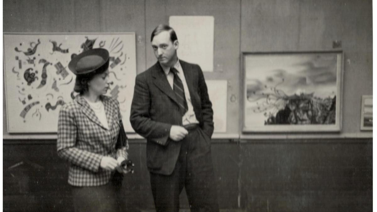 Elsa Thoresen y Vilhelm Bjerke-Petersen, junto a la obra que se subasta hoy en Nueva York, durante una exposición celebrada en Oslo (1938).