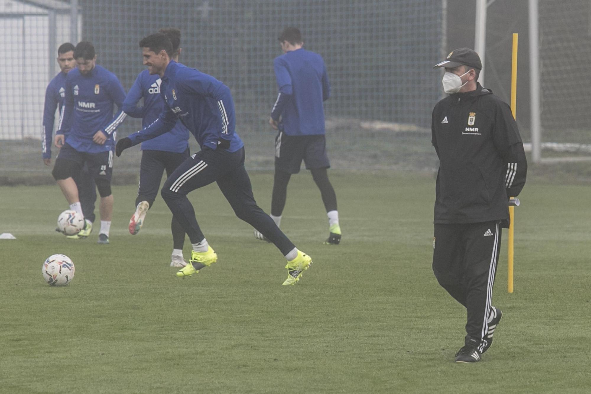 El entrenamiento del Oviedo en mitad de la niebla