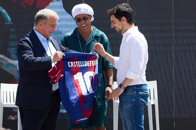 Joan Laporta y Ronaldinho en la inauguración del Paseo de las Estrellas de Castelldefels, en imágenes