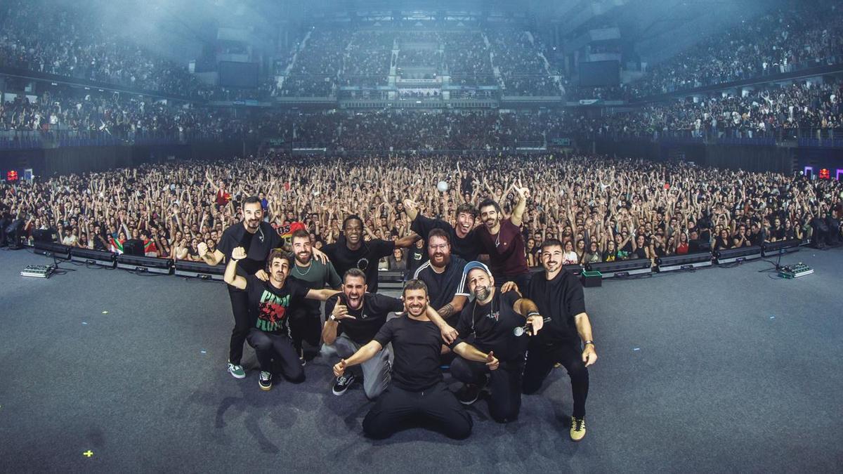 La Raíz al fina de su concierto en Madrid en noviembre de 2024.