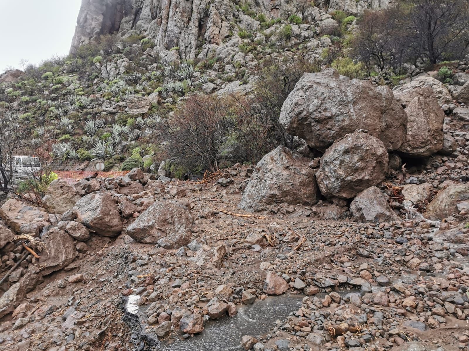 Desprendimientos en la subida a Fataga