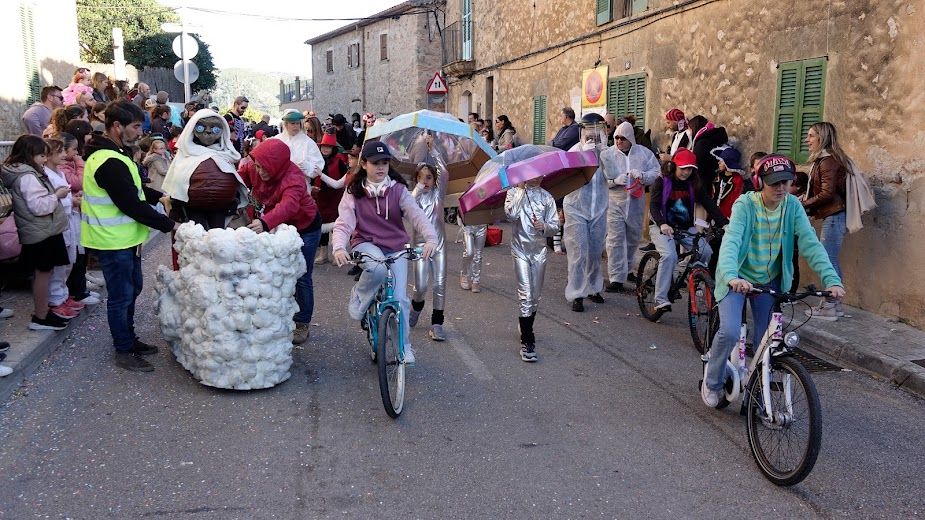 La Part Forana se entrega con 'bauxa' al Carnaval, en imágenes las 'rues' de los pueblos