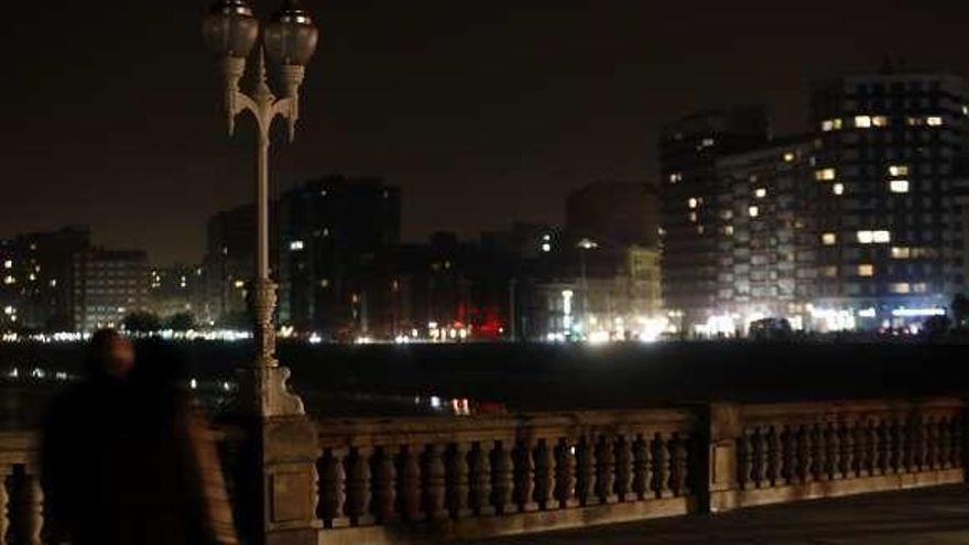 Gijón apaga durante una hora por el planeta la luz ornamental de sus edificios públicos