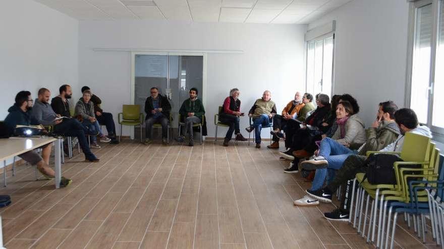 Una de las asambleas de la candidatura vecinal celebradas en el local de la antigua Agraria. // G.Núñez