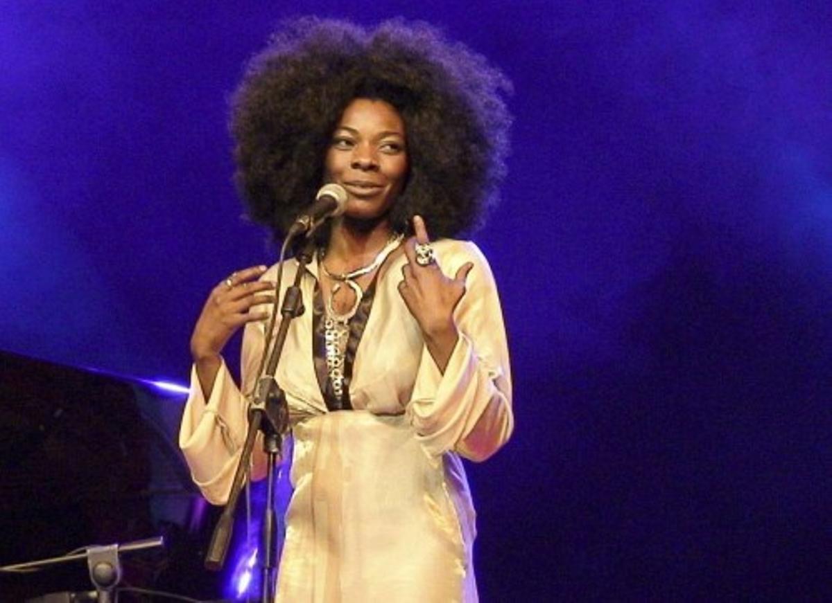 BULGARIA BESA LA MANO Y REGALA EL CORAZÓN A LA CANTANTE CONCHA BUIKA