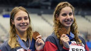 Alisa Ozhogina y Iris Tió posan con la tercera medalla del equipo español.