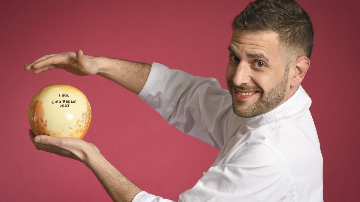 Kike Micolau, del restaurante ‘La Fábrica de Solfa’ en Beceite, junto a su Sol de la Guía Repsol.