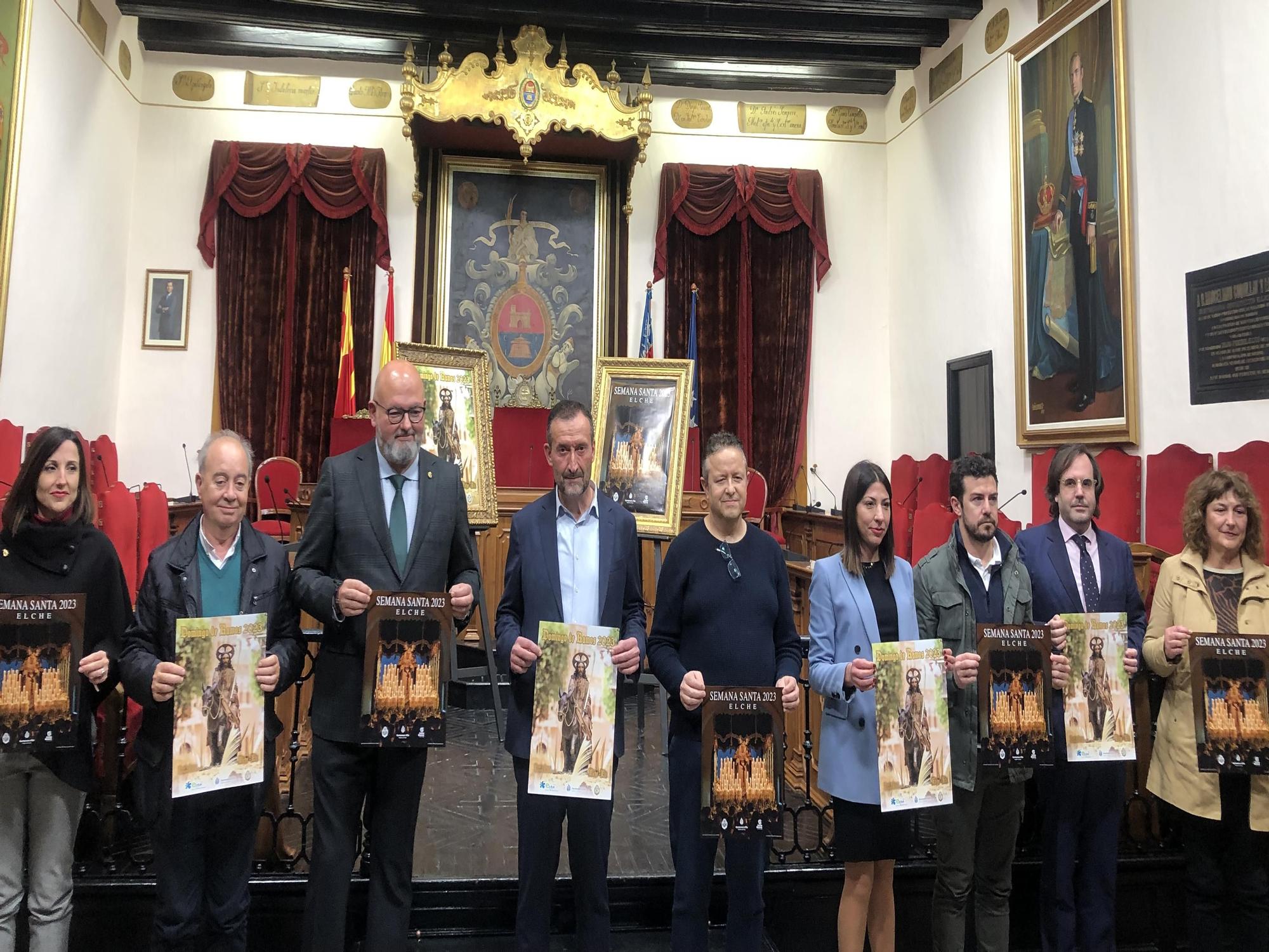 Los cargos de la Semana Santa junto a las autoridades en el salón de plenos de Elche