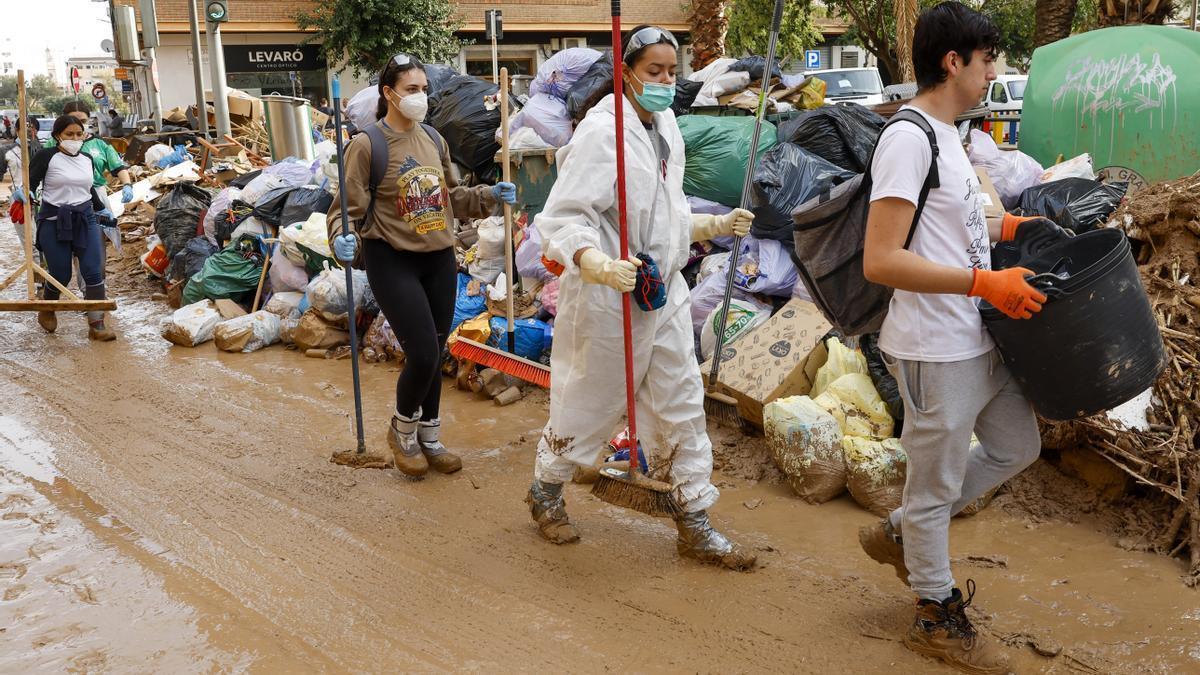 Voluntarios con mascarillas.