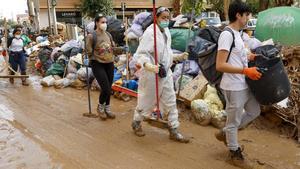 Voluntarios con mascarillas.