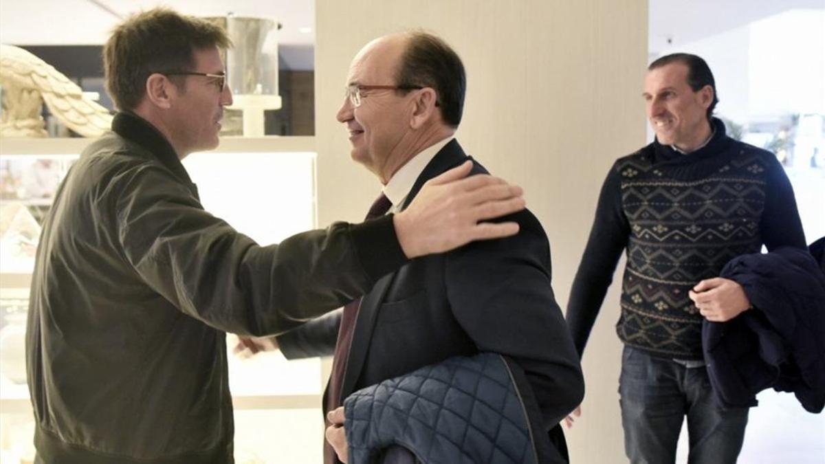 El presidente del Sevilla saludando a Berizzo en el hotel de concentración del equipo