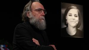 El filósofo político ruso Alexander Dugin, líder del Movimiento Eurasiático Internacional, asiste a una ceremonia de duelo por su hija, la periodista y politóloga rusa Daria Dugina