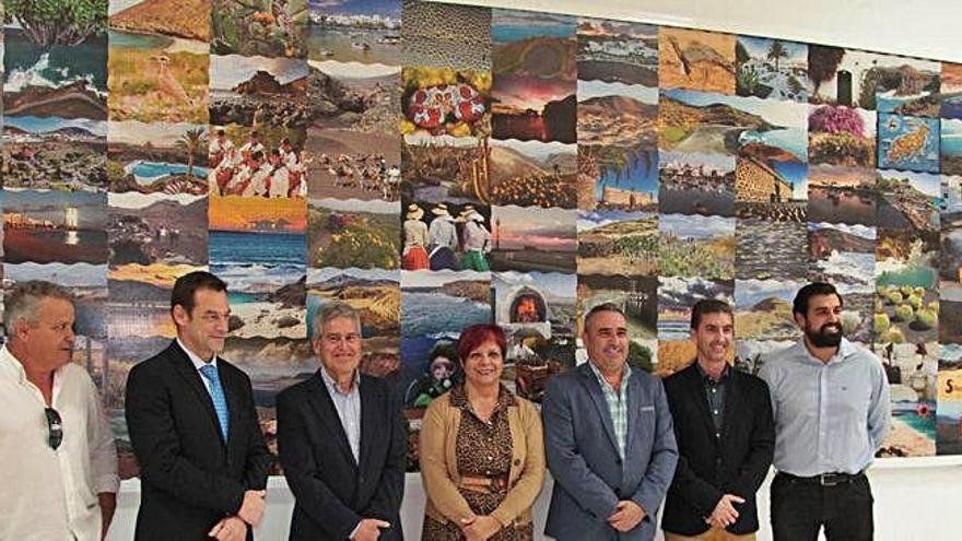 Por la izquierda, Enrique Díaz, Juan Carlos Peg, Juan Cruz, Carmen Rosa Márquez, Ángel Vázquez, Lorenzo Reyes y Omar Lemes, ayer, junto al puzle en el aeropuerto de Lanzarote.