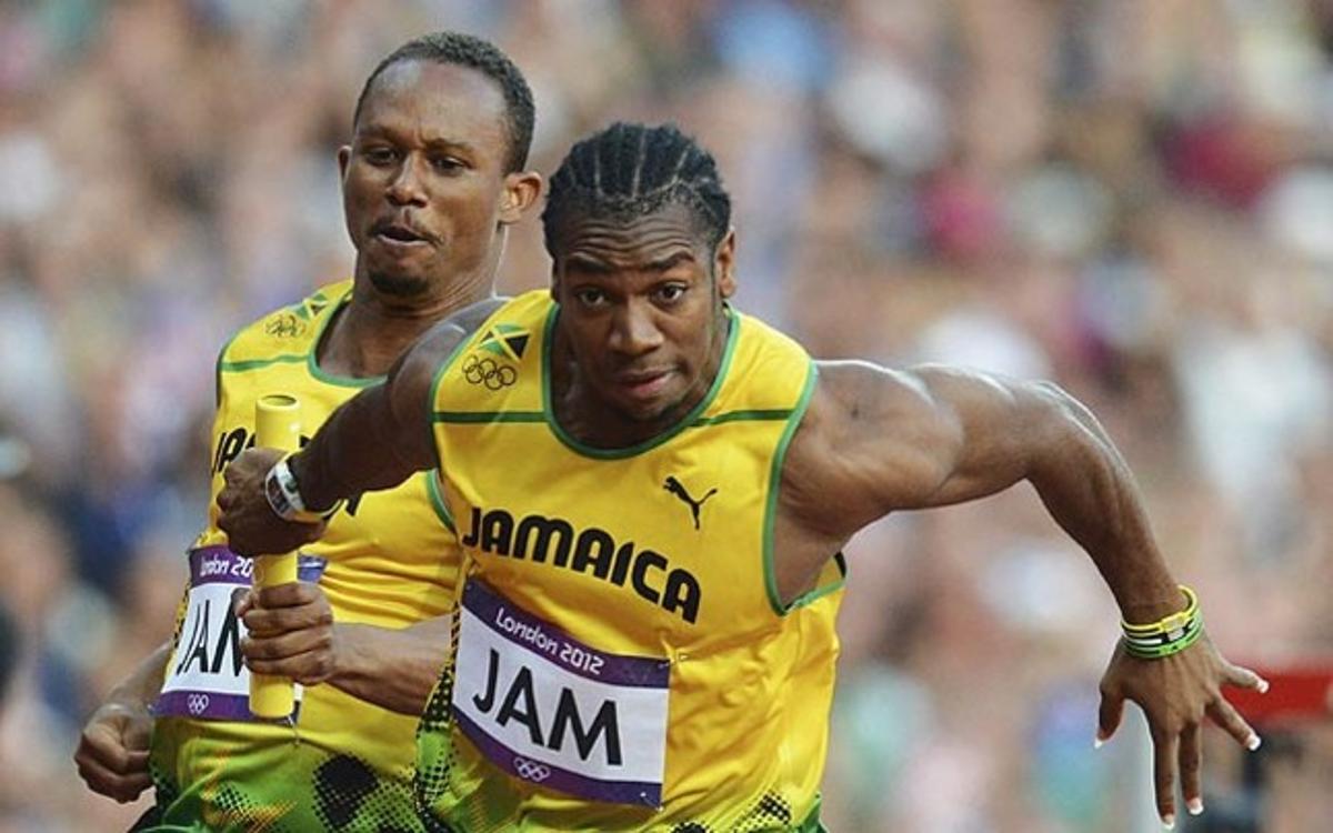 El jamaicà Michael Frater (esquerra) entrega el relleu al seu company Yohan Blake (dreta) durant la semifinal de relleus 4x100.
