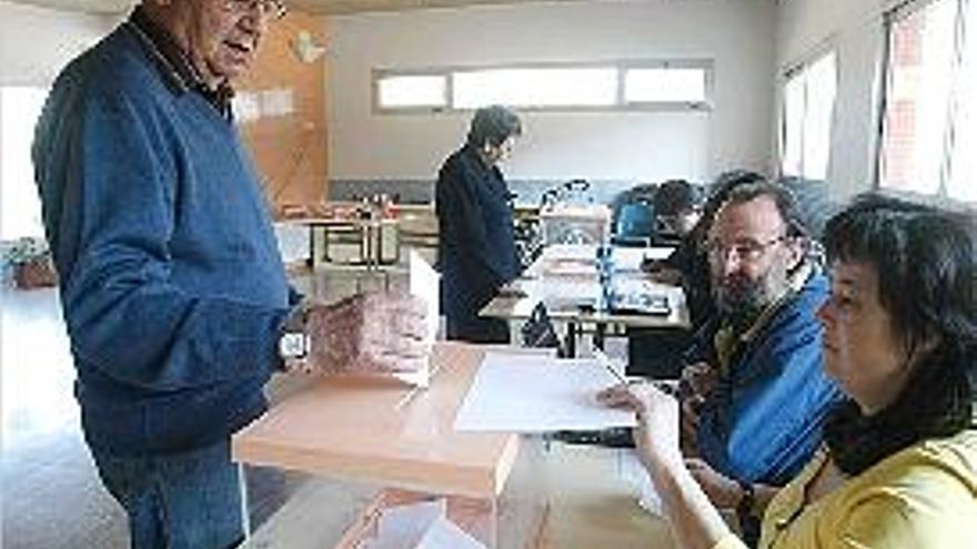 Una persona vota en un dels col·legis electorals de Salt.