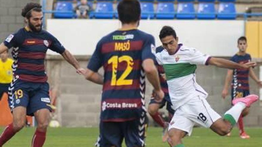 El griego Nikos Vergos, que salió en la segunda parte y marcó el gol del honor, intenta un disparo.