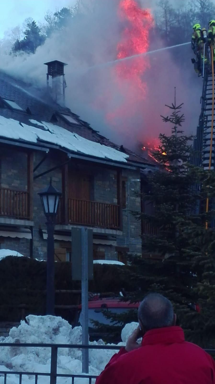 Un incendio calcina cuatro apartamentos en Tramacastilla de Tena